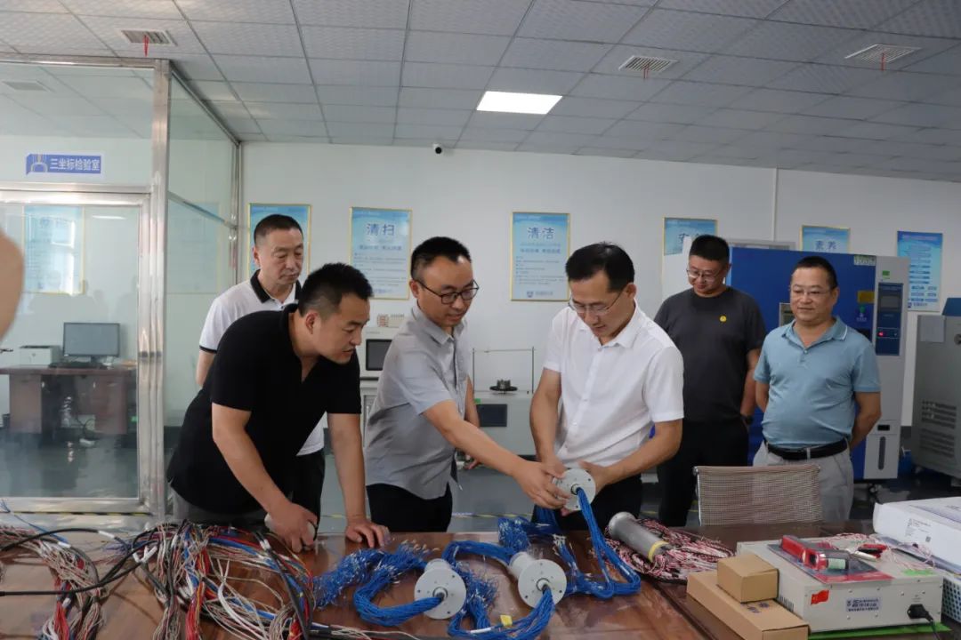 黄瓜视频软件科技董事长向政府领导及专家介绍黄瓜在线视频播放产品